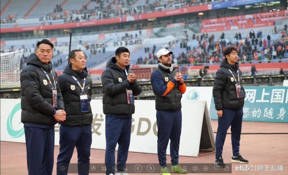 痛失好局,瑞士主帅雅金在球队被卡塔尔绝平后怒摔水瓶