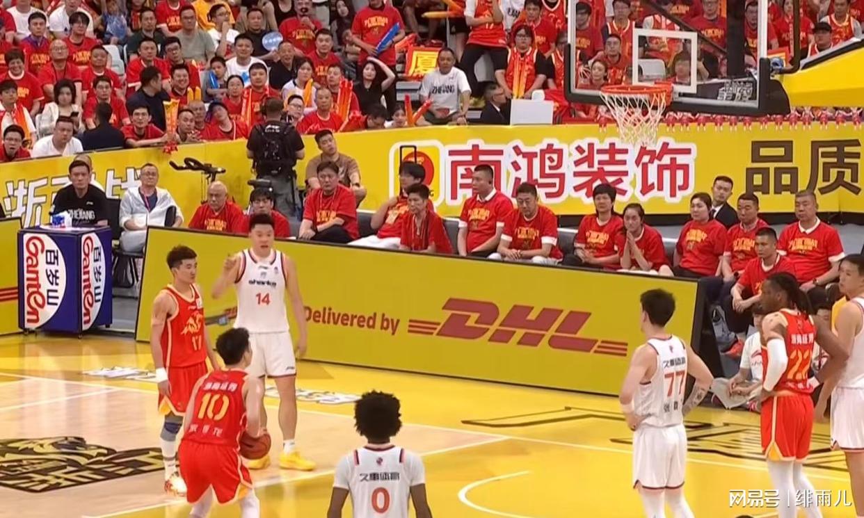 饿了？拉门斯被拍到在比利时替补席啃苹果