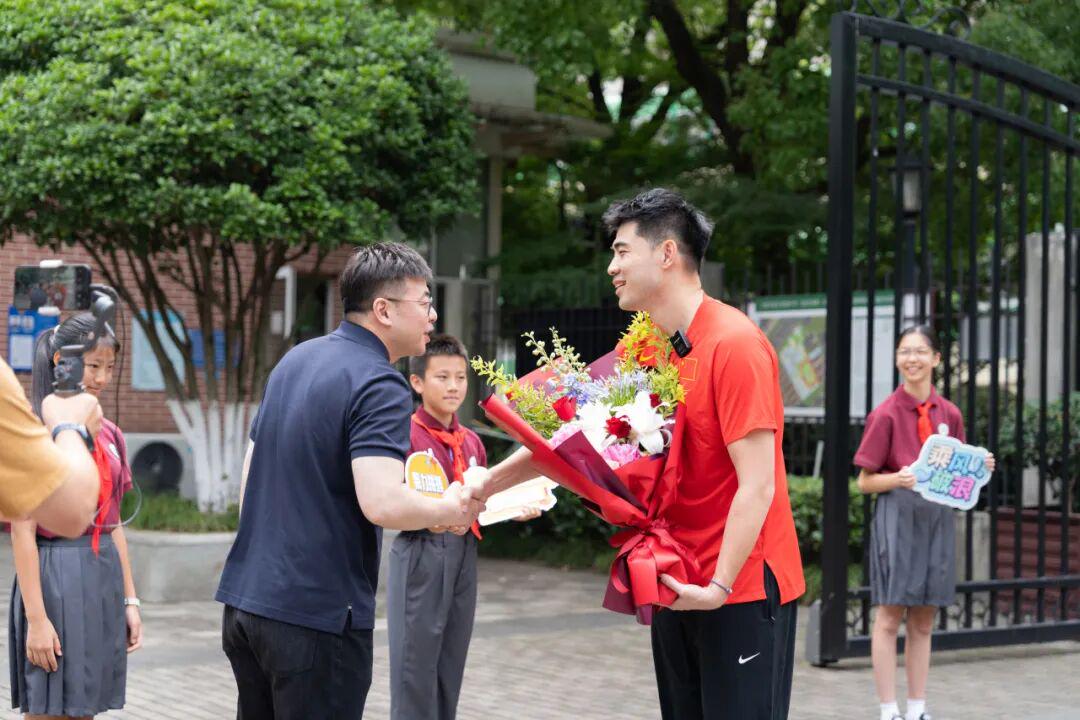 尊龙凯时罗马诺：纽卡接近签下阿贾克斯18岁中场斯图尔，总价超2500万欧