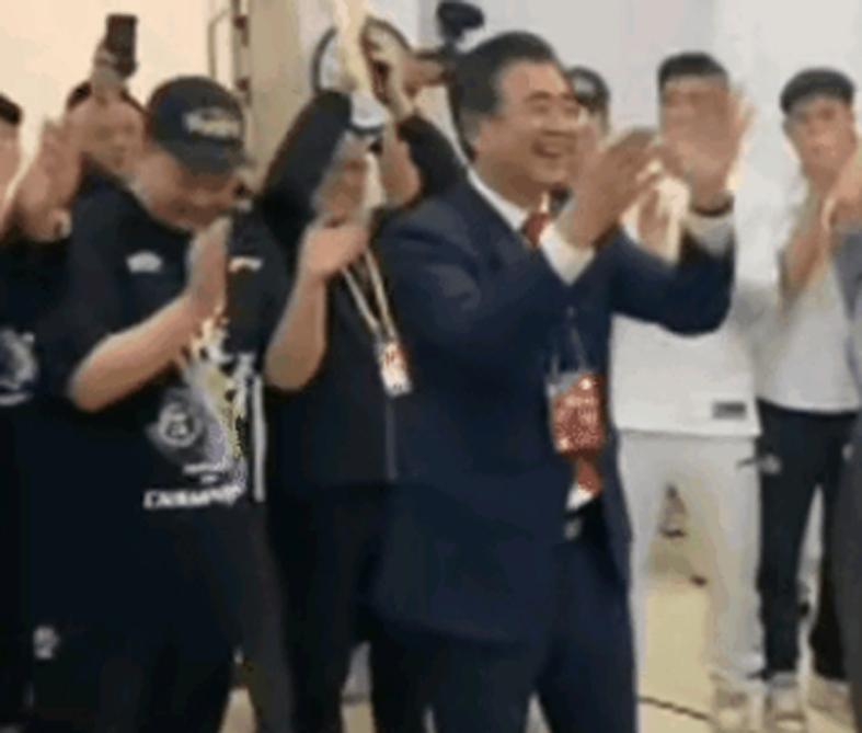 不到两年前,他被国王裁掉,如今他却带领尼克斯拿到了总冠军?
