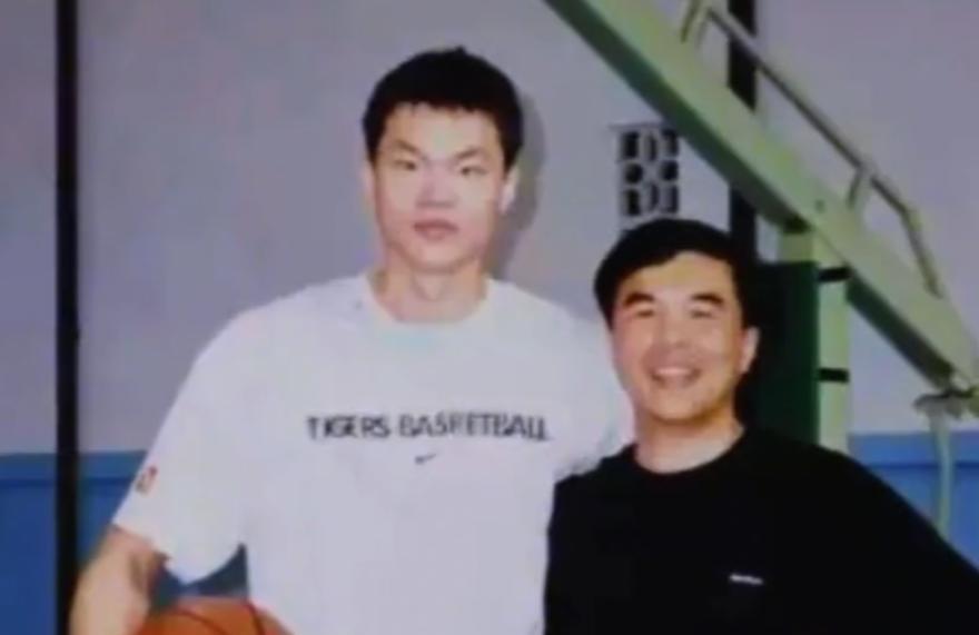 马刺主帅谈福克斯被批评:我不看社媒也不在乎,对他有100%信心