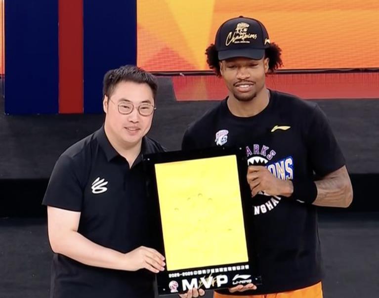 尼克斯夺冠登全美第一热搜!创8纪录近8年无连冠 布伦森动情流泪