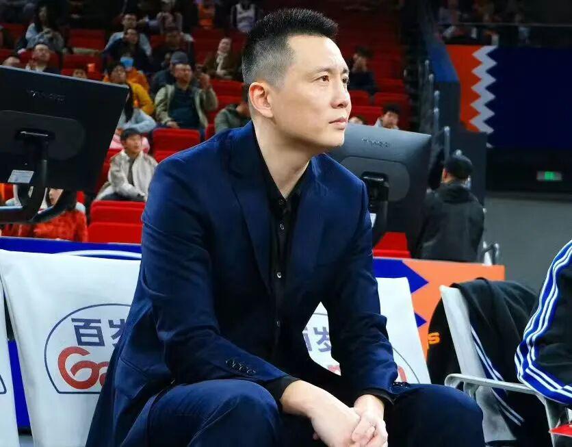 NBA官方晒总冠军定妆照:尼克斯17人出镜 索汉和杰米森没拍上?