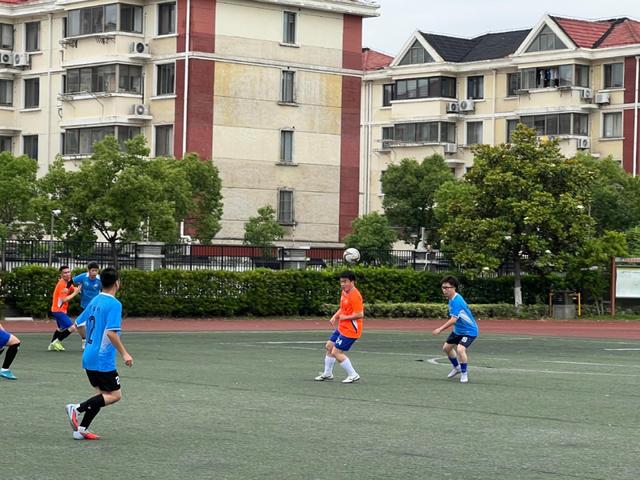 为什么十几支球队哄抢41岁的詹姆斯,湖人却不着急续约?