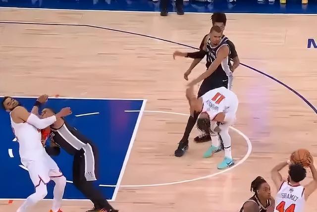 布伦森独扛45分!尼克斯时隔53年再捧NBA总冠军奖杯
