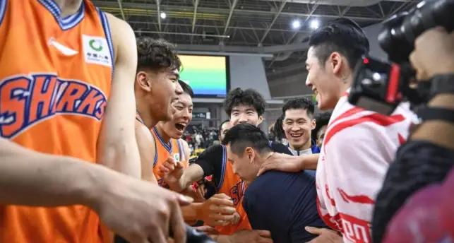 5年2.41亿！？湖人有点难了，老詹要抱孙子了