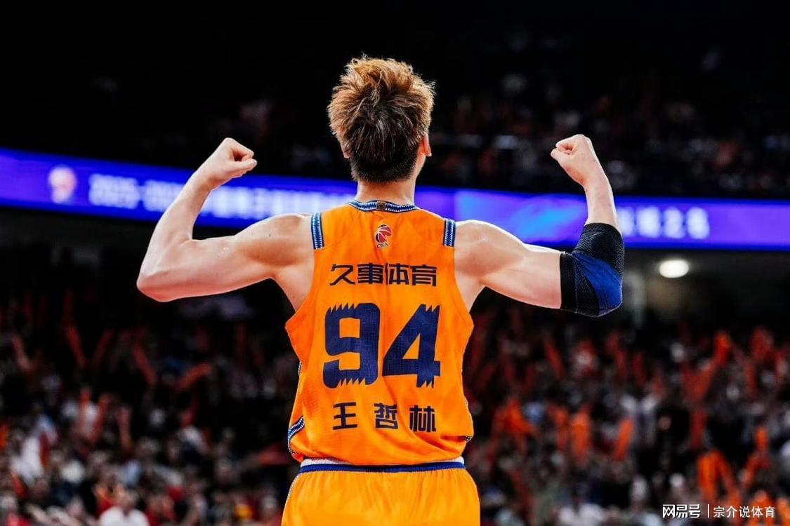 NBA官方晒总冠军定妆照：尼克斯17人出镜 索汉和杰米森没拍上？
