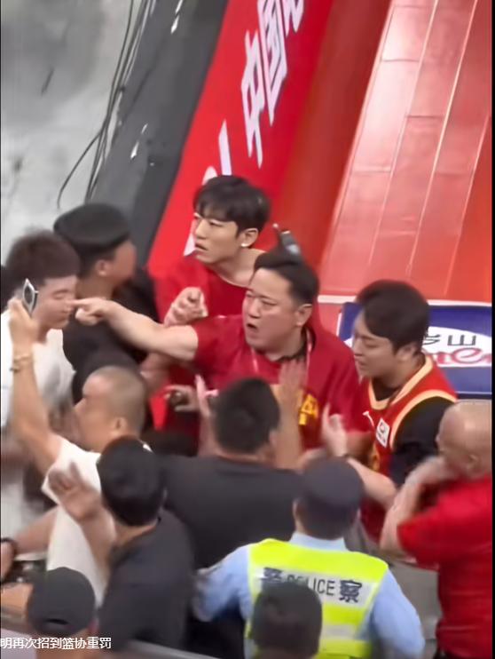 库里关键球能力遭质疑?球迷:都是映像流偏见