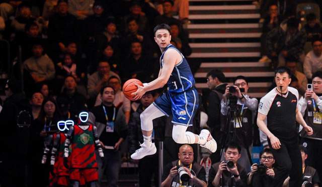 米奇:福克斯明天比赛最后时刻依然会拿球 并且我对他充满信心