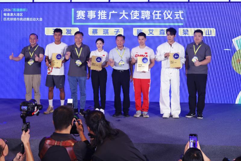 被同1块石头绊倒4次!马刺丢冠太扎心了,米奇给出解释,说得轻巧
