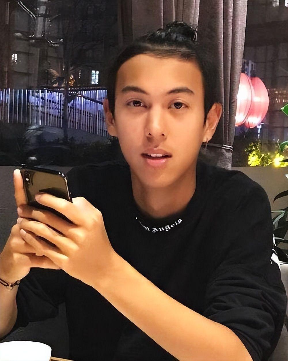 饿了？拉门斯被拍到在比利时替补席啃苹果