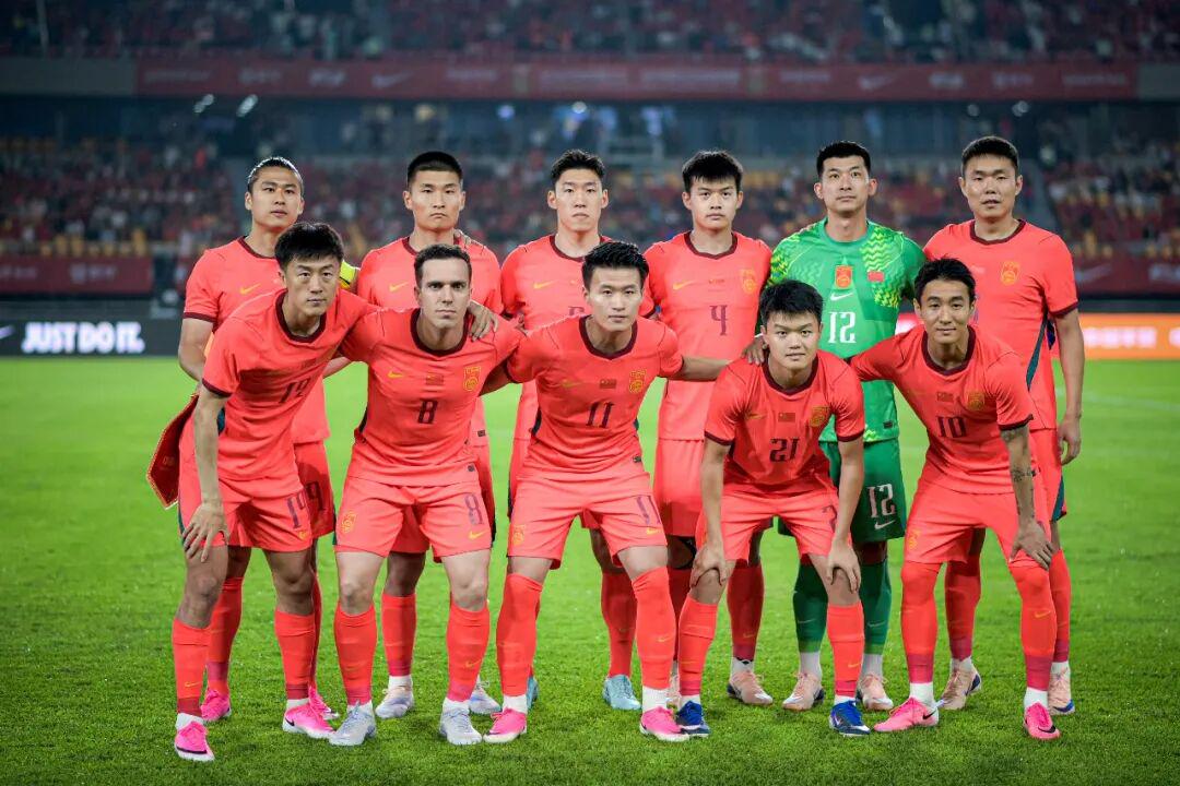 法国队终于要登场了！比赛前夕法国球迷齐聚纽约时代广场